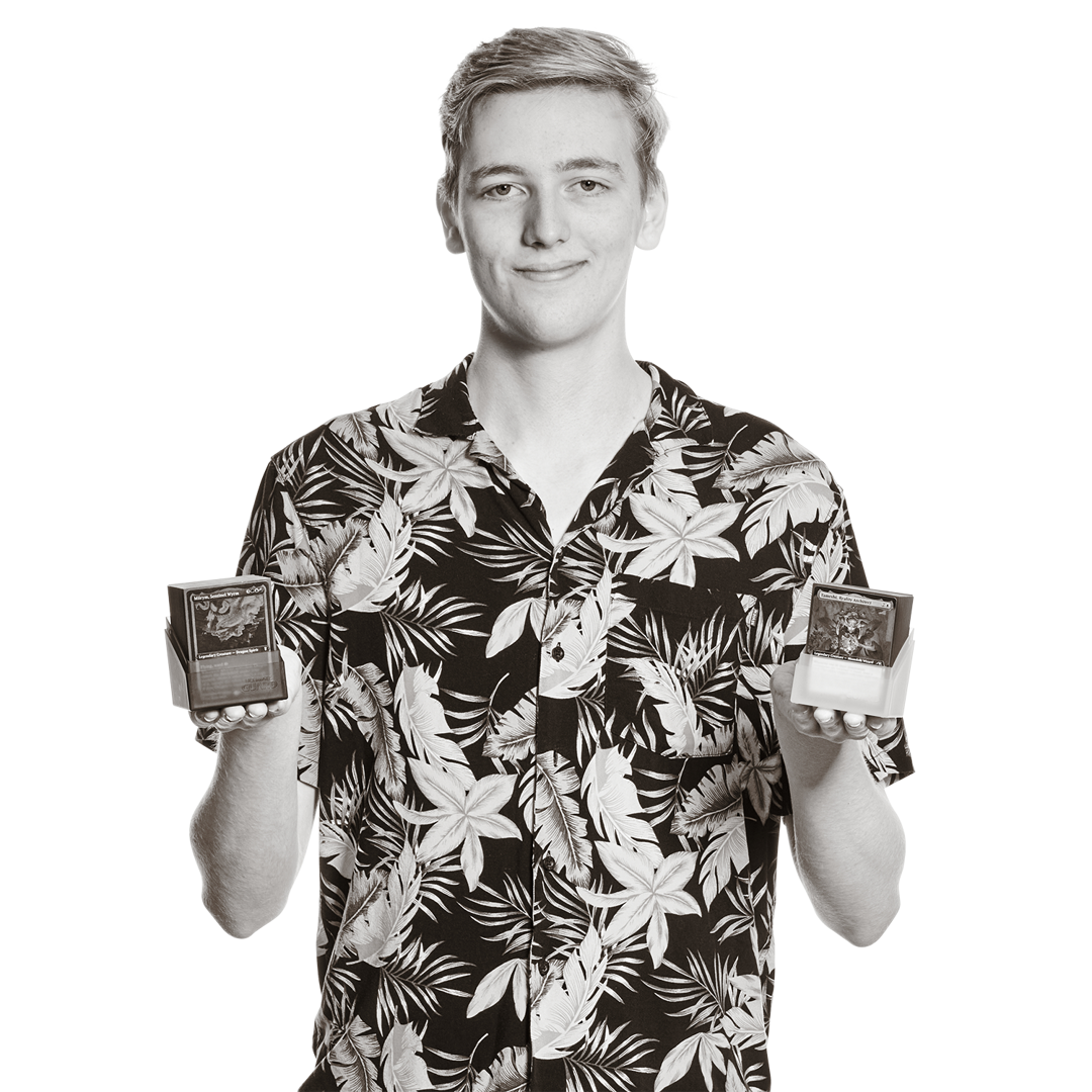 Niklas hält zwei Karten-Decks in den Händen.
