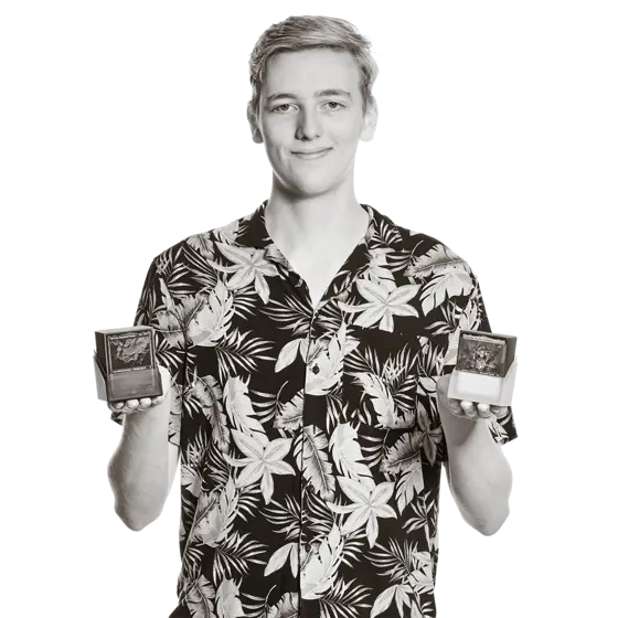 Niklas hält zwei Karten-Decks in den Händen.