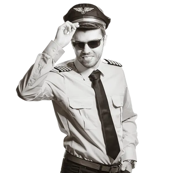 Marco trägt eine Pilotenuniform