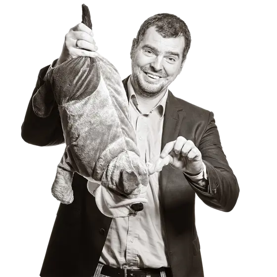 Rainer hält einen Stoffhund im Arm.