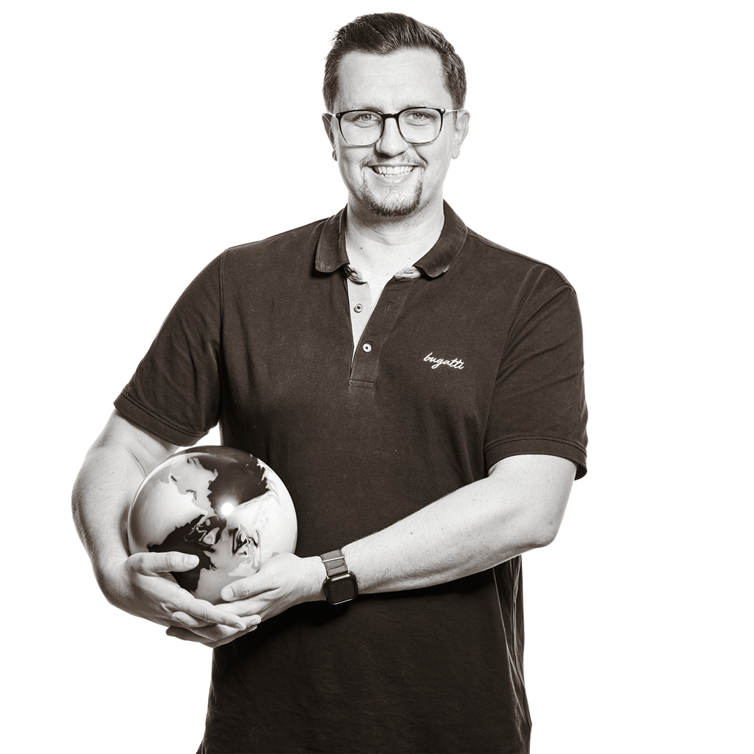 Mario hält eine Bowling-Kugel in den Händen.