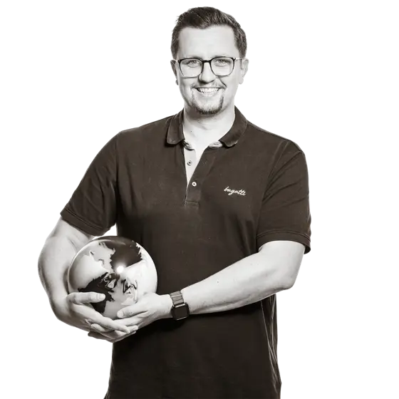 Mario hält eine Bowling-Kugel in den Händen.